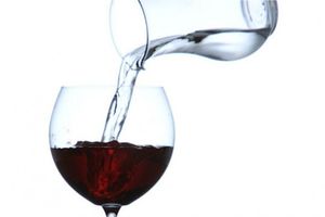 Для чего разбавляют вино водой?