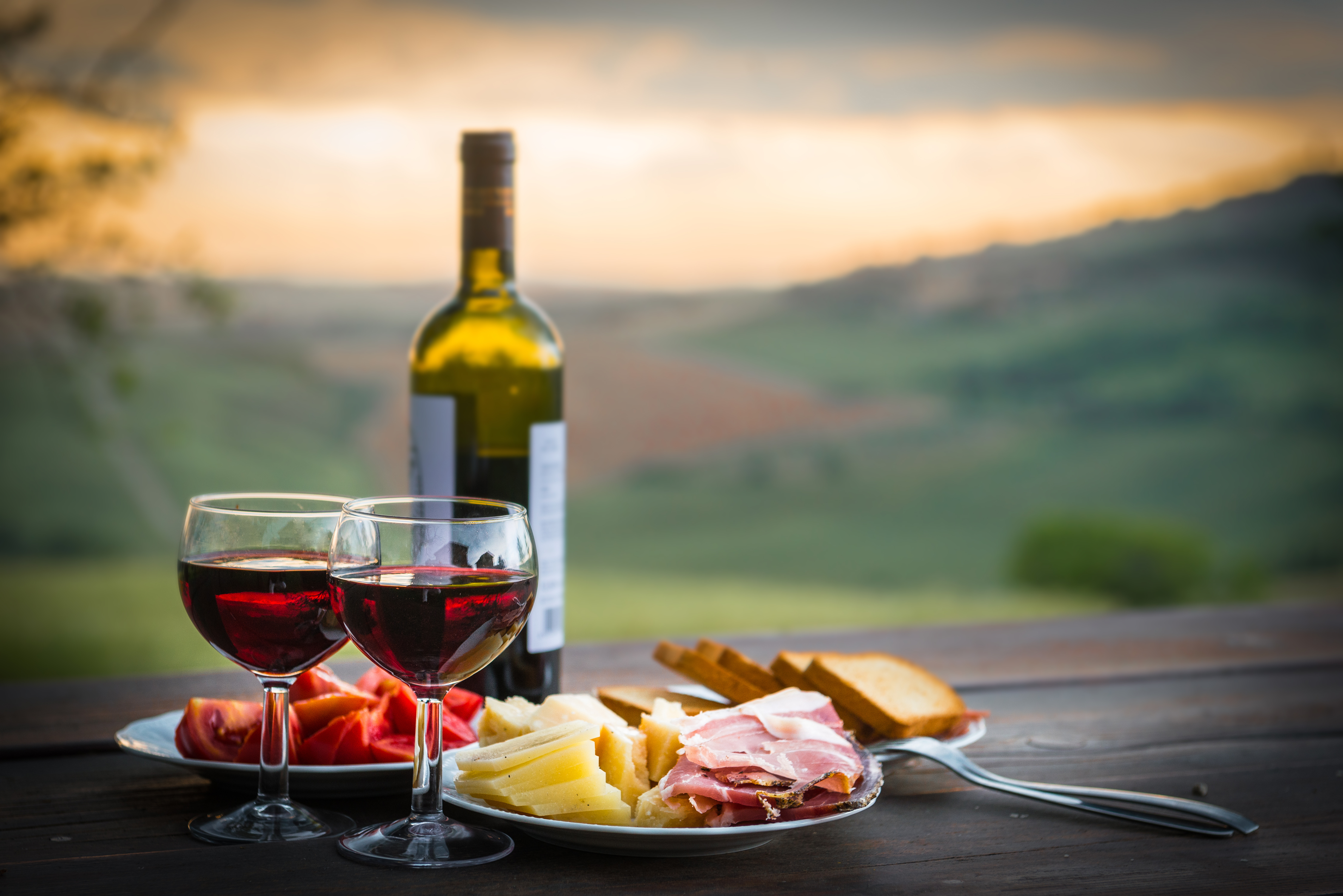 Напитки на ужин. Вино. Вино на столе. Вино и море. Бокал с вином.