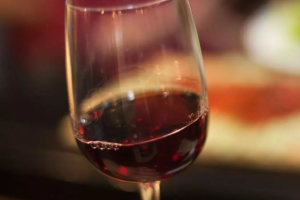 Алкогольні напої можуть знизити ризик захворіти на коронавірус
